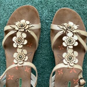 BareTraps Memory Foam Tan Hammond Sandals with Elegant Floral Detail - Size 9